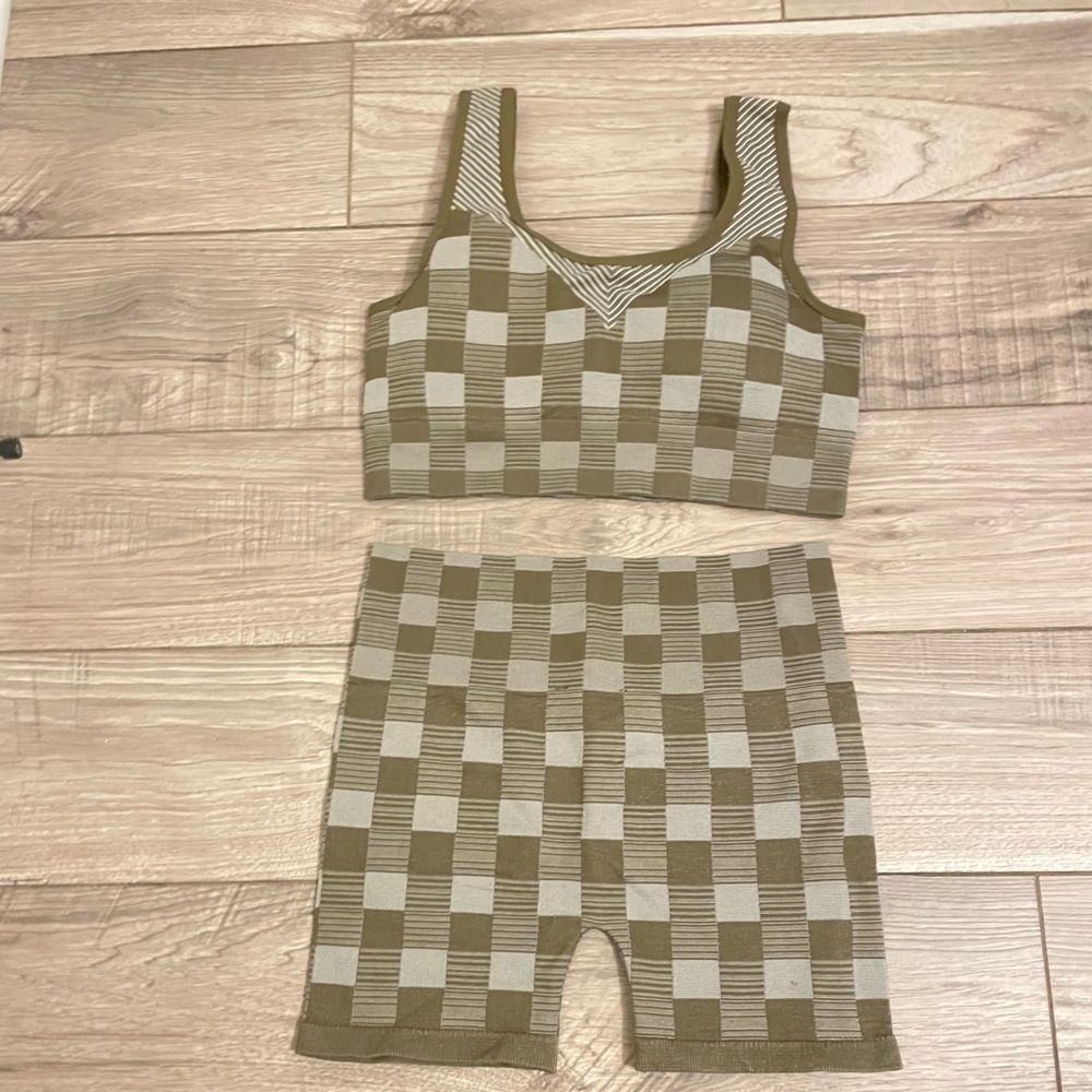 2 piece checkered Activewear set for workouts. comfortable stretch material